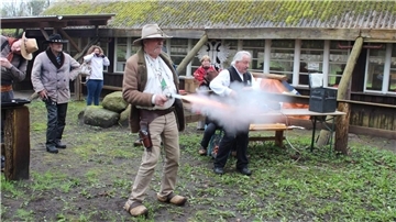 Wer zieht am schnellsten und trifft am sichersten? Beim Quick Draw Shooting während des Frühjahrscamps der Schwarzpulverschützen aus Düring konnten die Teilnehmer das ausprobieren. Sieger wurde schließlich der Niederländer Andre van Rijssen.