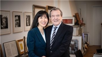 Wer zur Geburtstagsparty des Altkanzlers Gerhard Schröder kommt, weiß nur seine Frau  Soyeon Schröder-Kim (l).
