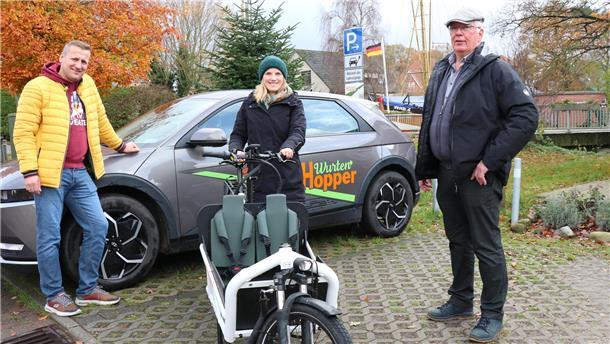 Gegen den Trend: Carsharing-Angebot findet in ländlicher Kommune kaum Anhänger Werben für die E-Autos und E-Lastenräder des Wurtenhopper-Vereins in Wurster Nordseeküste (von links): Lars Krüger, Jasmin Weißbrodt und Harald Schewe.