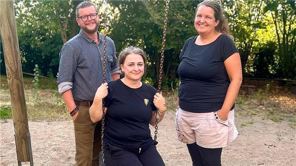 Werben für die neue Schule und ihr Konzept (von links): Lernbegleiter Jona Lietz, Lernbegleiterin Tanja Djupedal und pädagogischer Vorstand Felicitas Oetting.