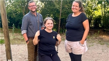 Werben für die neue Schule und ihr Konzept (von links): Lernbegleiter Jona Lietz, Lernbegleiterin Tanja Djupedal und pädagogischer Vorstand Felicitas Oetting.