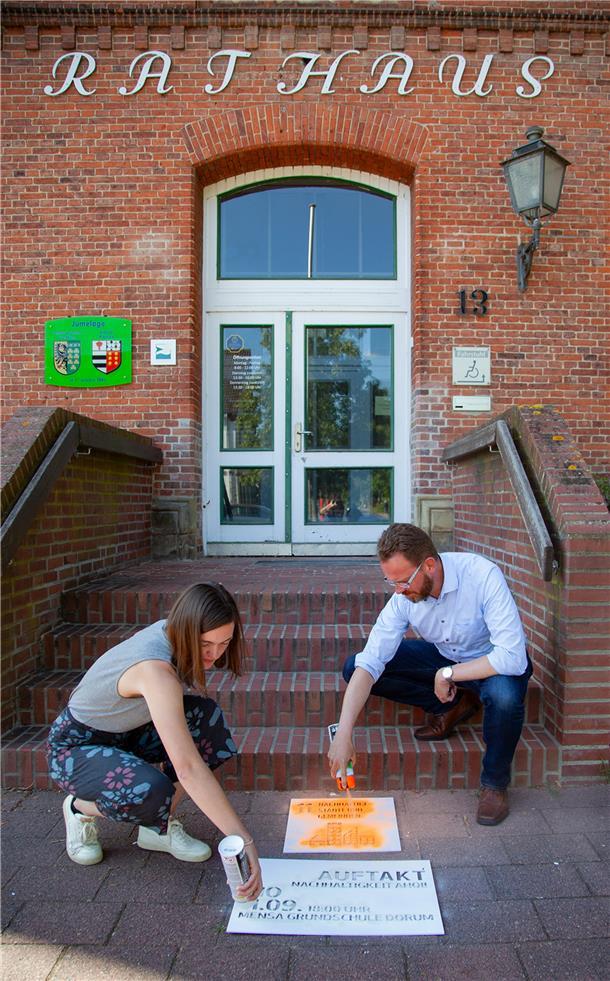 Warum der Bürgermeister von Wurster Nordseeküste unter die Sprayer gegangen ist Werbung gehört dazu: Mit einer Sprühaktion weisen Saskia Stöwing und Marcus Itjen auf die Auftaktveranstaltung für mehr Nachhaltigkeit in der Gemeinde Wurster Nordseeküste hin.
