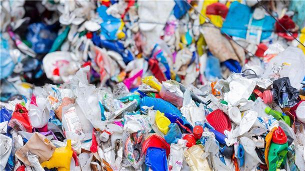 Winzige Plastikteilchen überall Werden große Plastikteile nach und nach zerrieben, entsteht Mikroplastik.