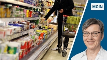 Collage Supermarktregal mit einer EInkäuferin / Portrait Andrea Vogt