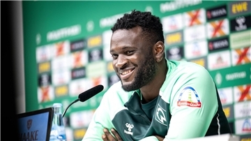 Werder-Zugang Victor Boniface bei seiner Vorstellung.