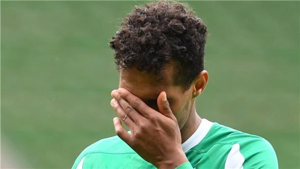 Werders Theodor Gebre Selassie geht nach dem Abstieg über den Platz und schlägt sich die Hand vors Gesicht.