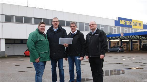 Werfen einen Blick auf die ersten Skizzen des neuen Zentrallagers (von links): Pascal Schepers, Raiffeisen-Geschäftsführer Hauke Bronsema, Johann Wahlers und Claus Sancken.