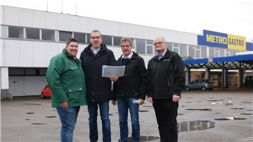 Werfen einen Blick auf die ersten Skizzen des neuen Zentrallagers (von links): Pascal Schepers, Raiffeisen-Geschäftsführer Hauke Bronsema, Johann Wahlers und Claus Sancken.