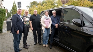 Rotary-Club Bremerhaven schaut sich das Rotary-Mobil an.