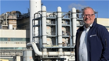 Werkleiter Carsten Büsing vor dem Werk von Kronos Titan in Blexen.
