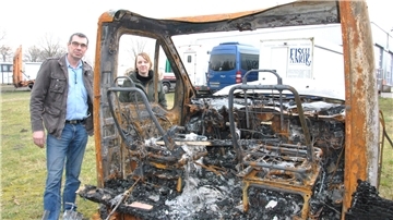 Werkstattleiter Kai Gatzke und Firmenchefin Christiane Niekerken vor dem Wrack eines Wohnmobils. Sie sind froh, dass in der Silvesternacht auf dem Betriebsgelände in Westereschnicht noch mehr abgebrannt ist.