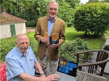 Werner Jüptner (l.) und Helmuth Zander präsentieren die verbesserte Version des Lions-Komfort-Tablet (LKT) und die zweite Auflage des Handbuches "Wir verbinden Sie", ein erweiterter Wegweiser für die Ausbilder in der Senioren-Computerarbeit. 
