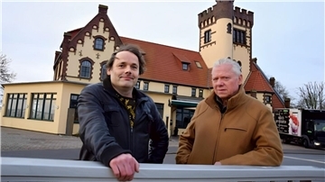 Zwei Männer stehen vor dem Weserschlösschen in Blexen.