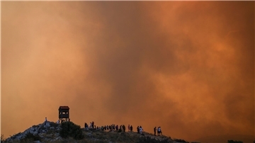 Westlich von Athen kam es bereits zu Waldbränden.