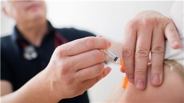 WHO-Regionaldirektor Hans Kluge: „Bei Polio wie bei Covid-19 und der Grippe können Impfstoffe Leben retten und tun dies auch“.