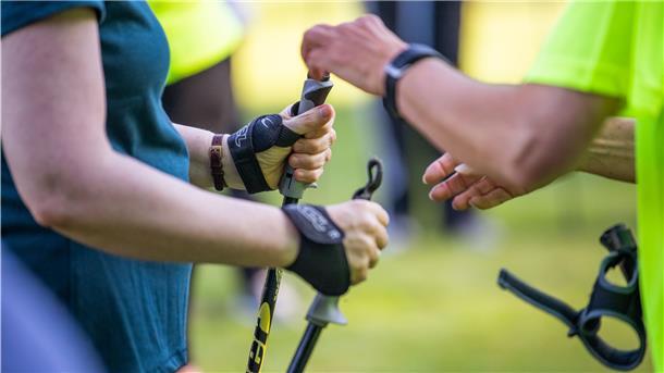 Wichtig ist, dass zum Nordic Walking die richtigen Stöcke benutzt werden. Sie müssen unbedingt eine Schlaufe haben.