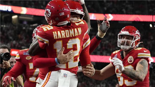 Die Kansas City Chiefs holen sich den Super Bowl mit Comeback-Qualitäten Wide Receiver Mecole Hardman Jr. feiert seinen spielentscheidenden Touchdown in der Verlängerung.