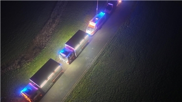 Das Foto zeigt Rettungsfahrzeuge, die in Kolonne fahren.