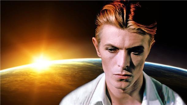 Außerirdischer und Autorin sind die Heldinnen Wie aus dem Nichts taucht der geheimnisvolle Fremde in „Der Mann, der vom Himmel fiel“, gespielt von David Bowie“, in Kentucky auf. Er scheint eine Mission zu haben.