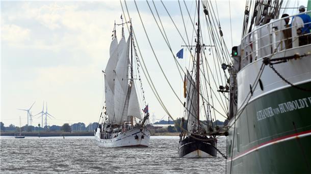 Die schönsten Bilder von der herrlichen Schiffs-Parade Wie bei einer Sail: "Alex II", "BV2" und "Großherzogin Elisabeth" hintereinander.