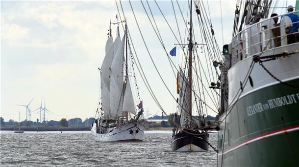 Live-Blog Weser-Parade: Lauter schöne Schiffe vor Bremerhaven Wie bei einer Sail: Die "Alex II", die "Astarte" und die "Großherzogin Elisabeth" hintereinander - vor Bremerhaven.