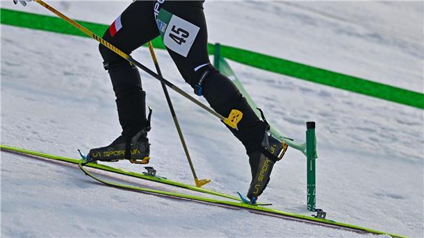 Von wegen Gipfelbrot: Skibergsteiger heiß auf Olympia-Debüt Wie beim klassischen Skitourengehen: Dank spezieller Feller unter den Skiern laufen die Sportler den Hang hinauf.