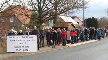 Wie damals zur Einweihung formierten sich die Waddenser auch zum Abschied vom „Butjenter“ zu einem Umzug. Nur die Aufschrift auf dem Banner war eine andere als vor 37 Jahren. 