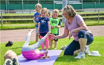 Wie ein Purzelbaum geht, zeigt Helke Behrendt beim Eltern-Kind-Turnen den jüngsten Sportlern.