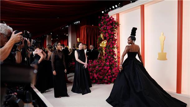 „Im Westen nichts Neues“ gewinnt vier Oscars Wie eine Statue: Die Schauspielerin Danai Gurira trägt ein elegantes Outfit von Jason Wu - und fällt durch ihre Hochsteckfrisur auf.