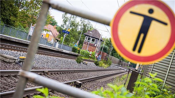 Polizei warnt vor Spekulationen nach tödlichem Bahnunglück Wie es zu dem Unglück am Bahnhof Friedland kam, ist unklar – gerade das befeuert Spekulationen im Netz.