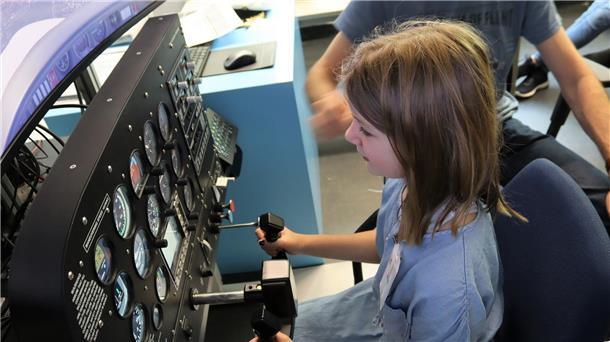 Mädchen am Flugsimulator