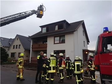 Führungskräfte der Feuerwehr bei einer Lagebesprechung 