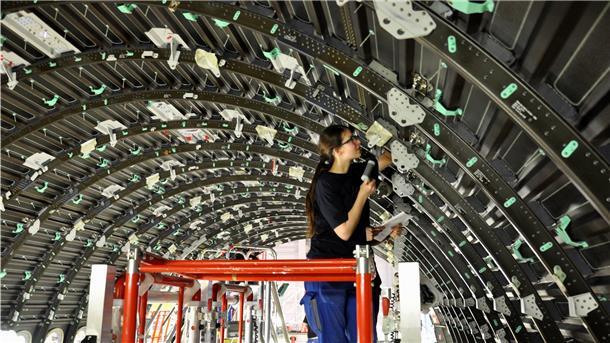Wie geht es weiter bei Premium Aerotec? Mit großzügigen Abfindungen versucht die Geschäftsleitung, möglichst viele Mitarbeiterinnen und Mitarbeiter zu einem freiwilligen Ausscheiden zu bewegen.