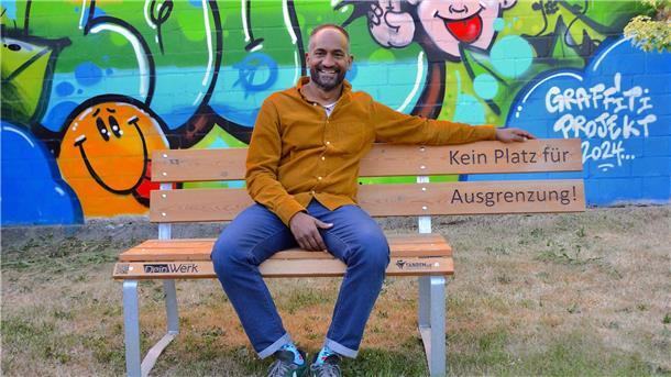 Bewegende Lesung auf Bremervörder Kulturbühne: „Grenzen akzeptieren wir nicht“  "Wie gemalt" für das Thema des Buches von Dr. Umes Arunagirinathan ist die symbolträchtige Bank im Garten des EigenArt-Kunstraumes.