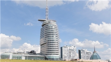 Die Skyline von Bremerhaven mit Klimahaus, Sail City Hotel, Columbus-Center und Mediterraneo.