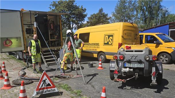 Kanalarbeiten in Einswarden: In diesen Straßen wird in nächster Zeit saniert Kanalarbeiten in einer Straße mit Fahrzeugen, Maschinen und Arbeitern.