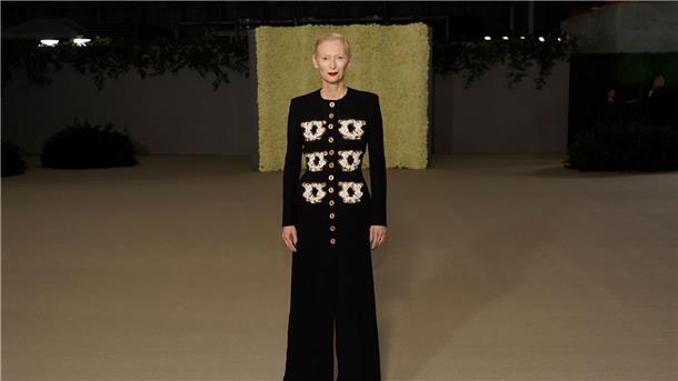Wie immer sehr elegant: Tilda Swinton  im Academy Museum of Motion Pictures.