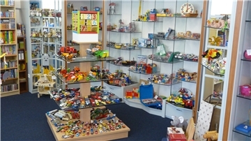 Wie in einem Kaufhaus wird das reparierte Spielzeug bei der Toys Company ausgestellt. Toys Company