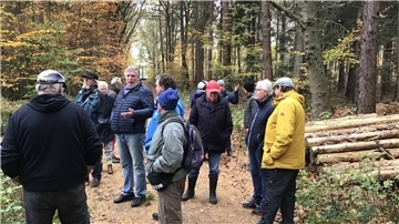 Bremerhavener Naturschützer und Bürgerinitiative Reinkenheider Forst bei der Begehung des Waldes, den die Politik zu verkaufen plant.
