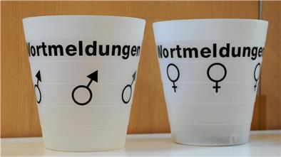 Wortmeldungen - zwei Becher mit entsprechendem Aufdruck.