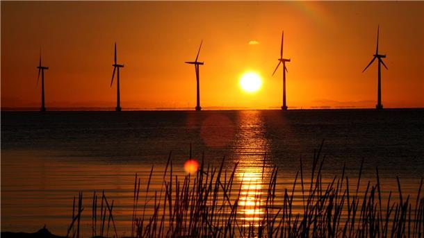 Das ist am Wochenende in Bremerhaven und dem Landkreis Cuxhaven los Die Sonne geht hinter Windrädern in Kopenhagen auf.