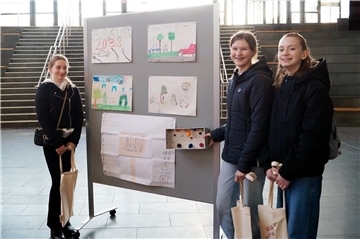 Drei Schülerinnen stehen an einerm Flipchart - eine links an dem Tafelschreibblock, die anderen beiden Mädchen rechts. Sie haben sich mit Mitschülerinnen Gedanken für ein grüneres Bremerhaven gemacht. 