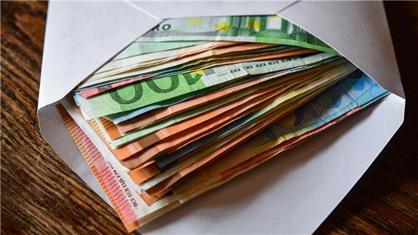 Geldscheine in einem Umschlag
