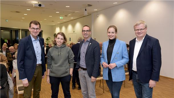 Wie man von der Erkenntnis ins Handeln kommt, diskutierten im Klimahaus NZ-Chefredakteur Christoph Linne, Klima-Aktivistin Annika Rittmann, Klimahaus-Chef Arne Dunker, CDU-Politikerin Wiebke Winter und der Vereinsvorsitzende Peter Klett. 
