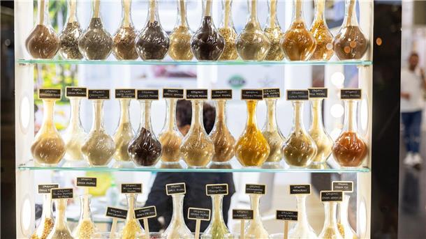 Gewürzbranche ringt um Wege aus der Krise Wie nachhaltig Gewürze produziert worden sind, können Verbraucher hierzulande nur schwer nachvollziehen. Diverse Gewürz-Sorten am Stand eines indischen Unternehmens auf der Messe Biofach in Nürnberg.