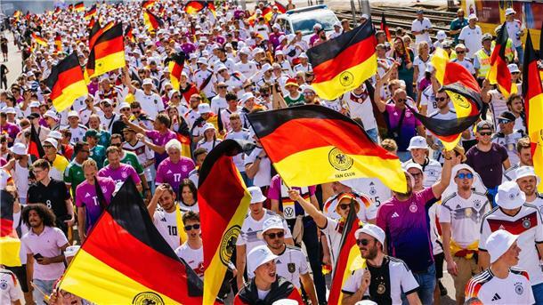 Wie nachhaltig ist der begeisternde Effekt der Fußball-EM für die Gesellschaft?