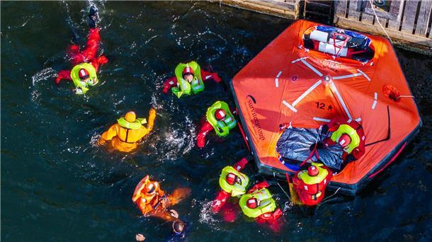 Als Astronautin im Meer überleben Wie paddelt man mit einer Rettungsinsel? Das trainierten die Astronautinnen und Astronauten.