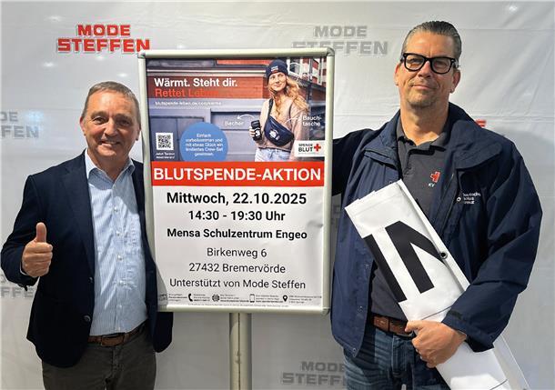 DRK und Mode Steffen wollen die 200er-Marke knacken Wie schon 2015 und 2020 unterstützt Mode Steffen den nächsten Blutspendetermin in Bremervörde am Mittwoch, 22. Oktober, 14.30 bis 19.30 Uhr (Mensa Schulzentrum Engeo, Birkenweg 6. Das Foto zeigt Martin Schulze, Geschäftsführer Mode Steffen, und Stephan Jeschke vom DRK.