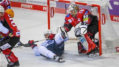 Video: So knapp schlittern die Fischtown Pinguins am Sieg gegen Mannheim vorbei  Ein Eishockeytorwart steht im Tor. Davor liegt ein Spieler.