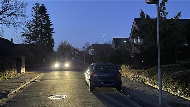 Wie se sehn’, sehn’ se nix: Im hinteren Teil der Friedeburgstraße bleiben die Laternen seit Wochen dunkel.